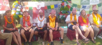  एक सयभन्दा बढी पर्यटकको निधारमा सप्तरङ्गी टीका,नौलो अनुभव लिन पाएकोमा दङ्ग 